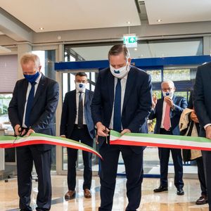 Ein großer Einschnitt: Texa Deutschland hat einen neuen Hauptsitz in Obersulm. Die Einweihung vollzogen (v.li.) Werner Arpogaus, Geschäftsführer Texa Deutschland, Bruno Vianello, Präsident Texa weltweit, und Oliver Schilling, ebenfalls Geschäftsführer Texa Deutschland.(Bild:  Texa)