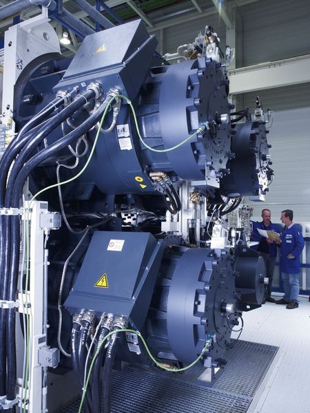 Im Pressentisch der neuen Twin-Servo-Presse arbeiten bis zu vier Torquemotoren mit einer Nennleistung von jeweils 503 kW, wie sie auch in den Pressen mit Servo-Direkt-Antrieb von Schuler verbaut werden. (Bild: Schuler)