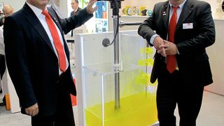 Die Geschäftsführer Heinz (links) und Jürgen Lutz präsentierten die berührungslose Mengenmessung als ein Messe-Highlight auf der Achema. (Bild: Lutz Pumpen)