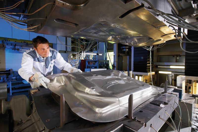 Mithilfe eines beheizten Umformwerkzeuges wird aus einer Magnesiumplatine die Innenkontur einer Autotür geformt. (Jürgen Jeibmann/Fraunhofer-IWU)