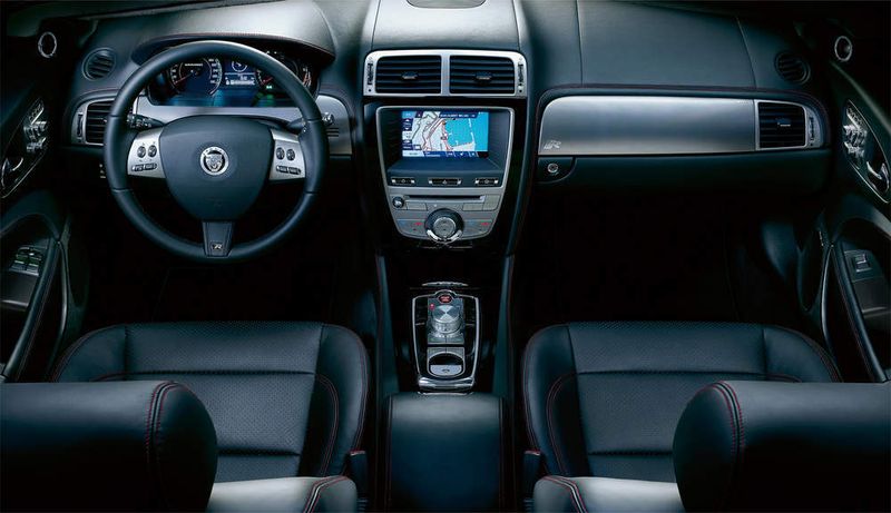 Das XKR-Interieur R-Performance unterscheidet sich durch Soft-Grain-Ledersitze mit Kontrastnähten und dunklem Aluminium in Maschenoptik von der Serienversion. (Archiv: Vogel Business Media)