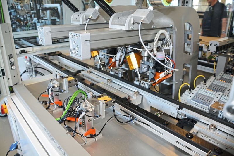 Die Paro AG nutzt außerdem das Prinzip des Paro-Blitzes, um Schnelleinzüge zu realisieren. Damit wird der Werkstückträger vom Doppelgurttransportband in Millisekundenbruchteilen in die Bearbeitungsstation eingezogen bzw. eine Station übersprungen, um die geforderte Taktzeit einzuhalten. (F. Roßmann)