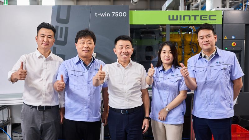 Von links: Feng Zou (Wintec Sales Agent), Zhaogang Qu (RuiMu), Xiankun Bi (Chairman Shandong Yichen Holding), Dandan Du (RuiMu) sowie De Dong (RuiMu)(Bild:  Engel)