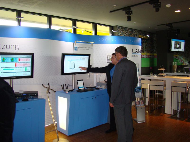 Demonstrationsgespräch an der Technikinsel zwischen LANCOM-Mitarbeiter und Kunde (Archiv: Vogel Business Media)
