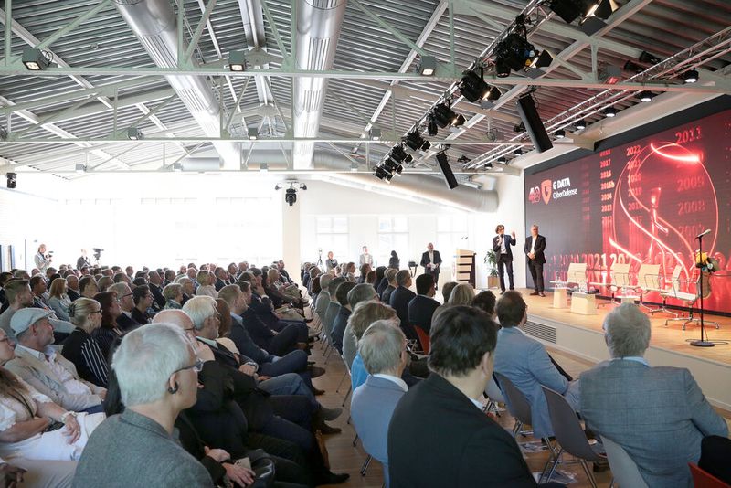 Mit einem Festakt hat G DATA CyberDefense am Freitag, 9. Mai 2025, das 40-jährige Bestehen gefeiert. Rund 250 Gäste aus Politik, Wirtschaft und Behörden kamen auf dem G DATA Campus in Bochum zusammen. (Bild: G Data)