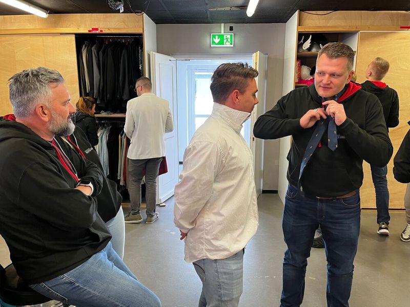 Peter Wilfahrt, IHK Bayreuth, zeigt Tim Seiffert, Infinigate, wie man eine Krawatte bindet. (Bild: Vogel IT-Medien GmbH)