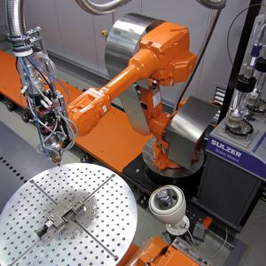 Bild 1: 10-Achsen-Handhabungssystem des ersten Metcoclad-Systems in Wohlen, Schweiz.