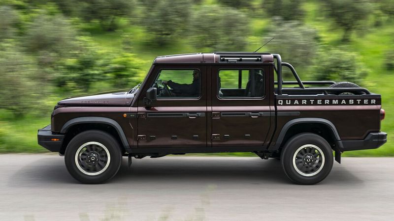 Die Alu-Türen sind an Außenscharnieren aufgehängt und fallen satt ins Schloss, wenn man sie mit Nachdruck zuwirft. (Bild: www.albertocervetti.com)