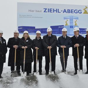 Spatenstich für das neue Elektromotorenwerk von Ziehl-Abegg, von links: Arnulf von Eyb (CDU-Landtagsabgeordneter Hohenlohekreis), Helmut M. Jahn (Landrat Hohenlohekreis), Sindia Ziehl (Gesellschafterin Ziehl-Abegg), Dennis Ziehl (Gesellschafter Ziehl-Abegg), Uwe Ziehl (Gesellschafter und Aufsichtsratsvorsitzender Ziehl-Abegg), Dr. Nils Schmid (Finanz- und Wirtschaftsminister Baden-Württemberg), Peter Fenkl (Vorstandsvorsitzender Ziehl-Abegg), Markus Knobel (Vorsitzender Zweckverband Gewerbepark Hohenlohe und Bürgermeister der Stadt Waldenburg).