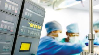 Eine Herzoperation: Medizinische Überwachungsgeräte können von einer verrauschten Busspannung gestört werden; eine Stromversorgung mit galvanischer Trennung kann dieses Rauschen eliminieren. (Bild: Linear Technology)