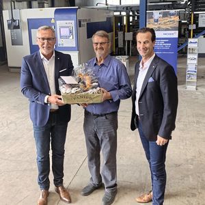 Dipl.-Ing. Eckard Henschel, Geschäftsführer der Henschel Stahlbau GmbH & Co. KG, nahm stolz Präsente und Glückwünsche zum 100-jährigen Bestehen seines Unternehmens an. Mit dabei waren auch der Projektleiter, Dirk Stratmann (links) und Jörg Mosser (rechts), Vertrieb- und Marketingleiter Europa, der Messer Cutting Systems GmbH. 