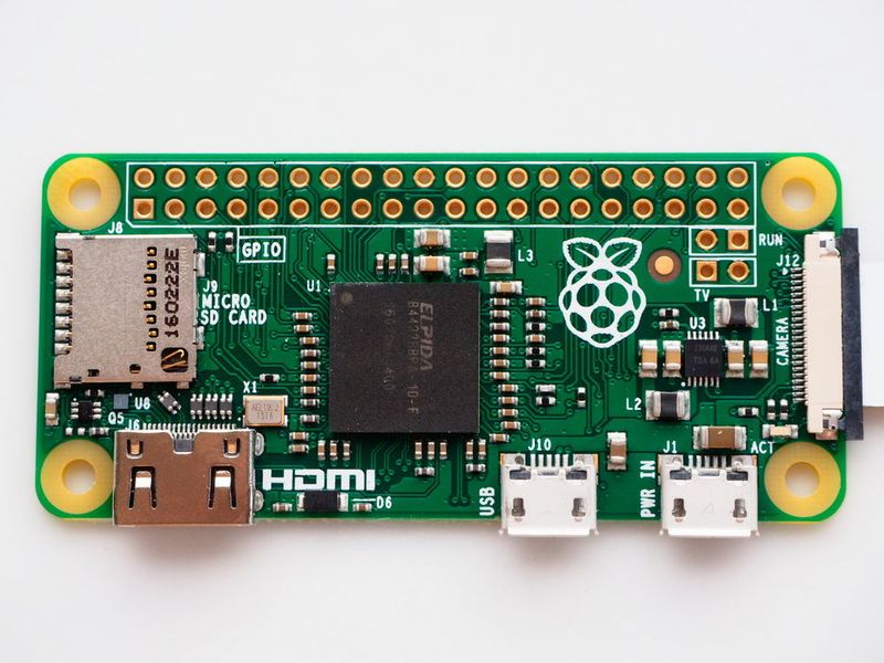 Raspberry Pi Zero: funktionsreduzierter, leistungsstarker Winzling für 4 £; hier die Variante mit Kameraport (rechts außen) (Bild: raspberrypi.org)