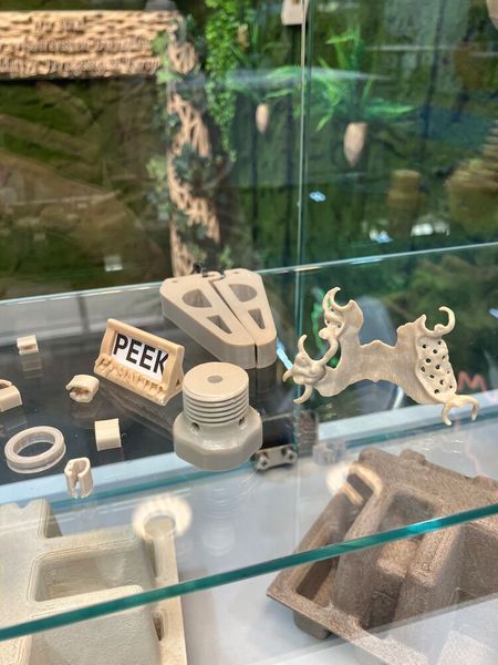 Die 3D-gedruckten Gitterstrukturen lösenvielfältige Probleme in verschiedenen Anwendungsgebieten wie Architektur, Medizin und Design. HAI Tec präsentierte Lösungen aus den Hochleistungskunststoffen PPSU und PEEK. (Bild: VCG/Juliana Pfeiffer)