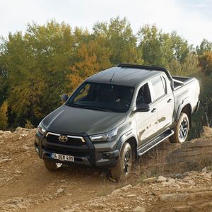 Der Toyota Hilux hat längst den Sprung in die Neuzeit geschafft.
