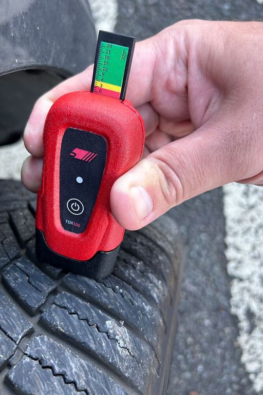 Ebenfalls neu ist ein Profiltiefenmessgerät, das die Profiltiefe mechanisch ermittelt und elektronisch an das TECH600 weiterleitet.(Bild:  Bartec)