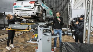 Ina Wolfrum, Karosseriebauerin, und Richard Wolfrum, Geschäftsführer der Wolfrum GmbH, führten auf den Würzburger Karosserie- und Schadenstagen live das 3D-Karosseriemesssystem Touch von Spanesi an einem frisch gecrashten Golf vor. (Bild: Stefan Bausewein)