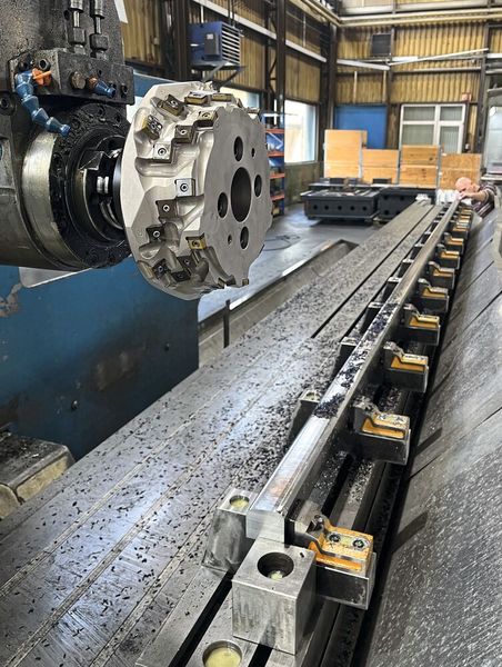 Delmet SA a fabriqué un système de serrage dédié à l'usinage de ces rails. (Source : Delmet / Iscar)