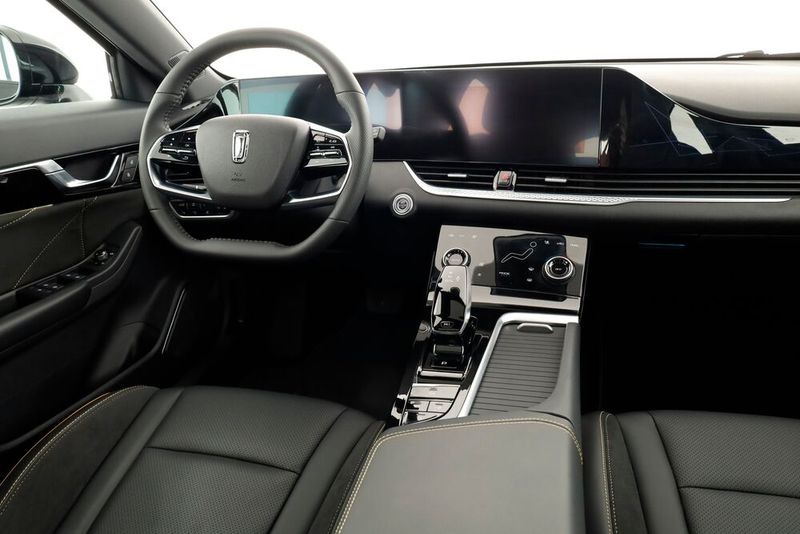 Das Cockpit des B70S verzichtet weitgehen dauf physische Schalter. Allerdings bietet das Modell eine Bedieneinheit mit Drehknöpfen für die Klimaanlage (Bild: FAW/Indimo)