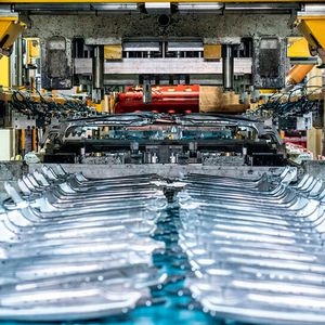 Kfz-Komponenten aus Metall: Die Craemer Gruppe zählt mit der Großserienfertigung von Sitzstrukturelementen wie PKW-Sitzschalen zu den führenden Automotive-Zulieferern.(Bild:  Craemer Gruppe)