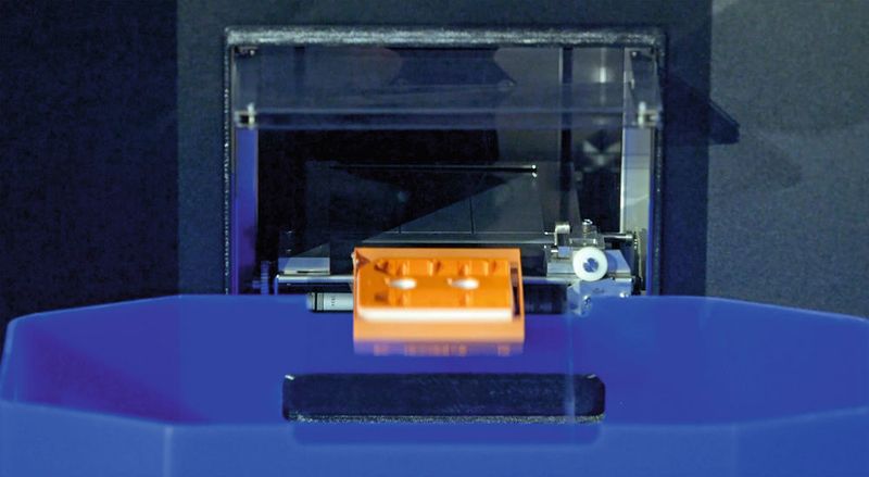 Das Drucken und Auswerfen von Teilen sowie das Starten neuer Druckvorgänge laufen beim Stratasys Continuous Build 3D Demonstrator automatisch ohne Eingreifen des Anwenders ab. (Stratasys)