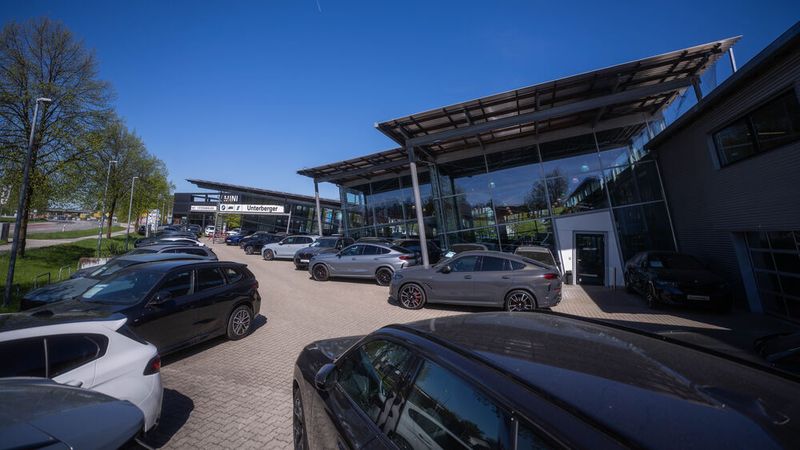 Im Autohaus Unterberger in Rosenheim wurde eine Idee geboren, von der die gesamte Autohausgruppe mit 27 Filialen in Österreich und Deutschland profitiert: Die Datenschutzeinverständniserklärung (EWE) geben Kunden jetzt digital ab.   (Bild: Jonas Blank)