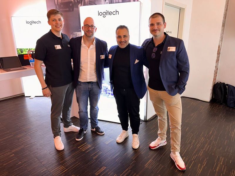 (v. l.) Maximilian Hänsel (Littlebit), Markus (Logitech), Giuseppe Rizzo (TERRA) und Dustin Müller (Littlebit) diskutieren, wer die diesjährige EM gewinnen wird. (Bild: Vogel IT-Medien)