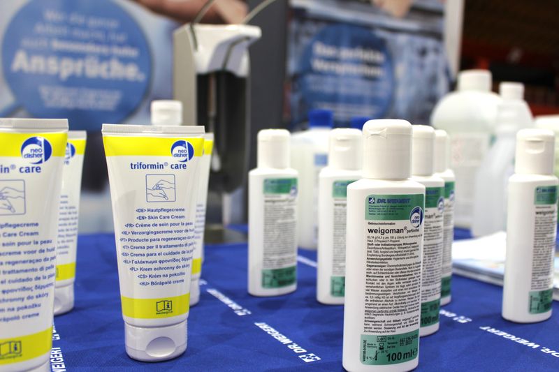 Auch auf den Tischen mancher Aussteller fanden sich Desinfektionsmittel und Handpflegeprodukte.  Weitere Infos zu den kommenden LAB-SUPPLY-Messen finden Sie auf www.lab-supply.info.  (LABORPRAXIS, C. Lüttmann)