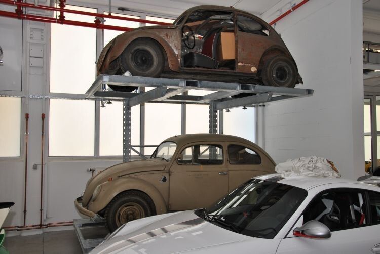 Dass Porsche und Volkswagen eng miteinander verknüpft sind, sieht man auch im Museumsarchiv. Oben ein Vorserien-Käfer (Kdf-Wagen von 1938), darunter ein „Kommandeurswagen“ (Käfer mit Allradantrieb) von 1943. (Foto: Dominsky)