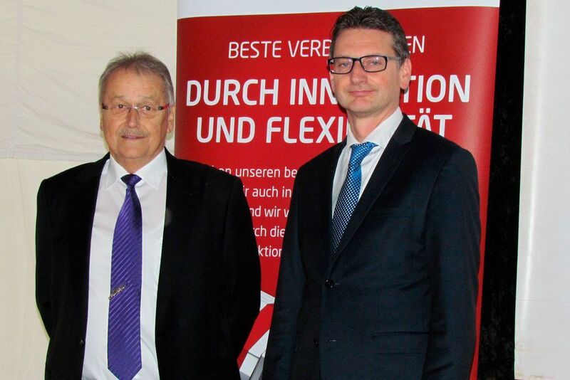 Das Bild zeigt Intercontec-Gründer Wolfgang Pfeiffer (li.) und den neuen General Manager Peter Van Loo (re.). (S. Häuslein/konstruktionspraxis)