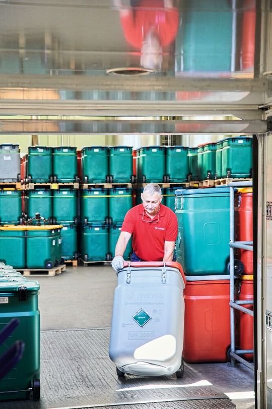 Der Container ist luftdicht verschließbar und lässt sich schnell dorthin rollen, wo man Tücher benötigt.(Bild:  Mewa)