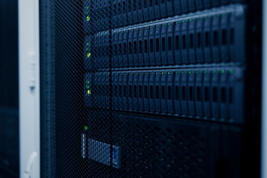 Bei einer Anschlussleistung von zunächst 200 Megawatt können bis zu 100.000 GPUs im Rechenzentrum installiert werden. (Bild:  Schwarz Digits)