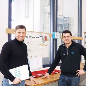 Die Geschäftsführer Martin und Maximilian Maier (v. l.): „Mit Spanflug Make können wir Angebotspreise vor allem für unsere komplexen Frästeile reproduzierbar ermitteln und den Angebotsprozess insbesondere für solche Anfragen beschleunigen.“(Bild:  Spanflug)