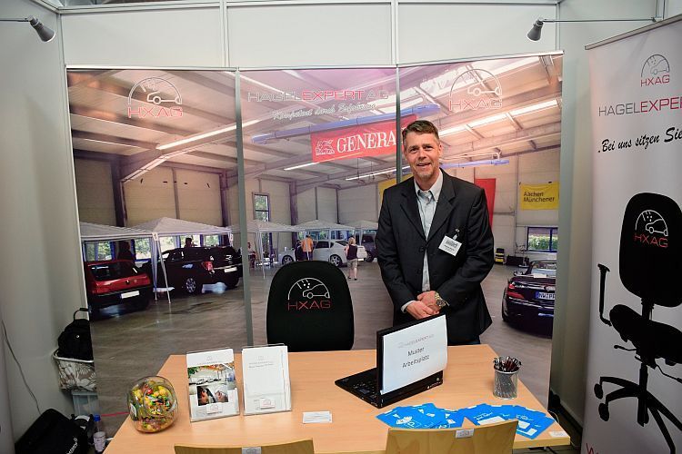 Andreas Nitsche von Hagelexpert zeigte einen ergonomischen Arbeitsplatz, der Sachverständigen bei Großschäden die Arbeit erleichtert. (Rosenow)