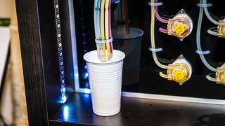 Am Gemeinschaftsstand „Industrial Securtity“ können sich Besucher ein Getränk mixen lassen und will damit einen „App-Store für die Industrie“ demonstrieren.  (IUNO)