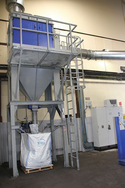 Bild 3: Da bei diesem Strahlprozess viel Staub anfällt, ist die Filteranlage besonders gefordert. (Bild: Itasse)