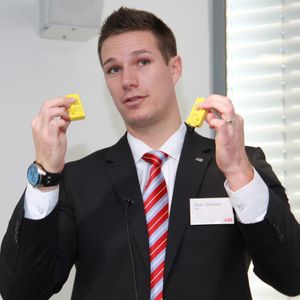 Sven Glöckler, Produktmarketingmanager Safety bei der ABB Stotz-Kontakt GmbH, demonstriert die Arbeitsweise mit dem Sicherheitssensor namens Eden, der aus den Teilen Adam und Eva besteht.