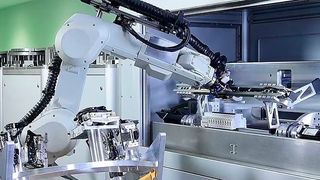 Die modernen Fertigungsvorrichtungen fahren bei Mangelberger über Schienensysteme und können dort autark alle benötigten Komponenten aus verschiedenen Magazinschränken beziehen, die entlang der Führungsschienen positioniert sind. (Mangelberger Elektrotechnik)