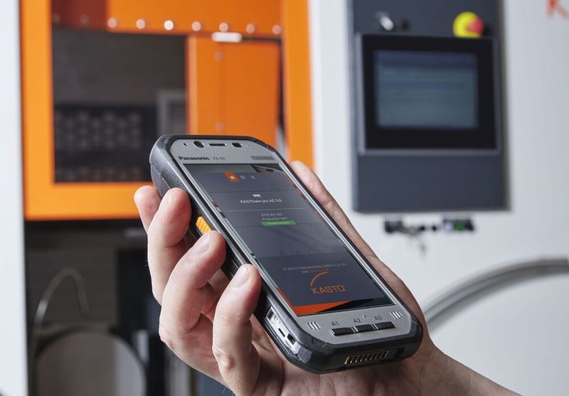 Unter das Motto „Smarter Sägen“ fällt auch die Kastoapp. Sie liefert in Echtzeit einen Statusbericht aller im Unternehmensnetzwerk existierenden Kasto-Sägemaschinen auf einen Blick. (Bild: Kasto)