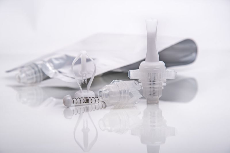 Für Schülke + Mayr hat Pöppelmann Famac einen hygienischen Einschweiß-Ausgießer entwickelt, der verhindert, dass Verunreinigungen in das Produkt dringen. (Pöppelmann)