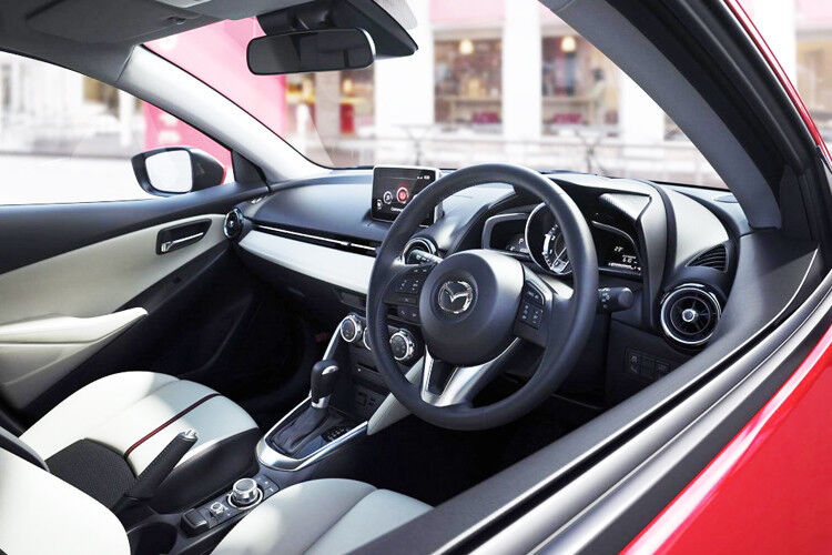 ... und einer neuen Handy-Integration. Die Gestaltung des Cockpits gleicht dem Design höherklassiger Modelle. (Foto: Mazda)