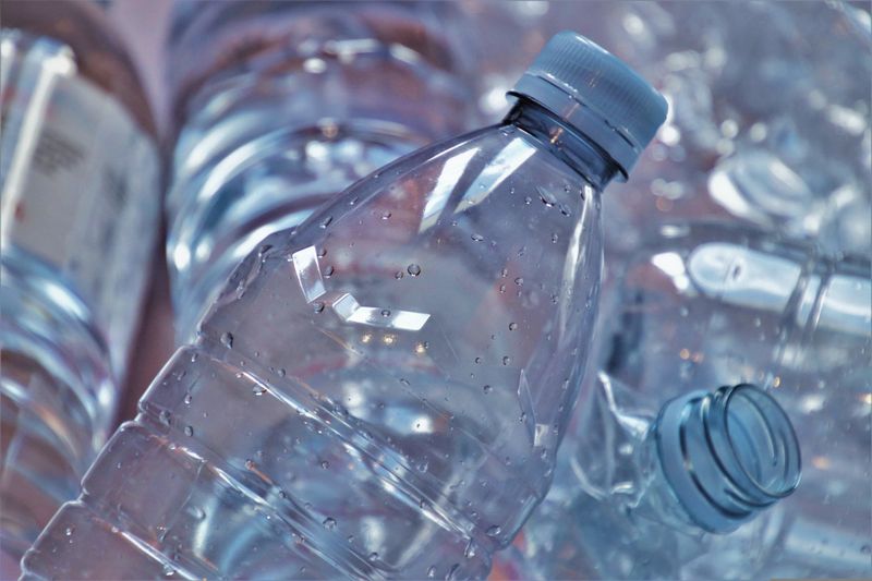 Nowy podatek od tworzyw sztucznych wyniósłby 0,28 centa za kubeczek jogurtu i 1,93 centa za dużą butelkę PET.(Bild:  pasja1000 /  Pixabay)