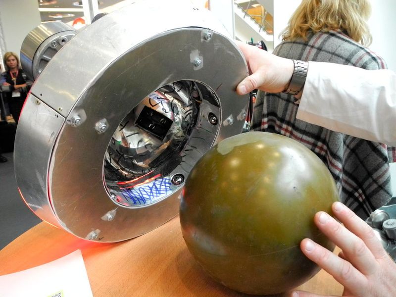 Der Eball von unten: Die hohle Stahlkugel ist von Gummi umgossen, an der Innenwand des Metallgehäuses befinden sich die Sensoren. (Bild: Kluger/Spielwarenmesse)