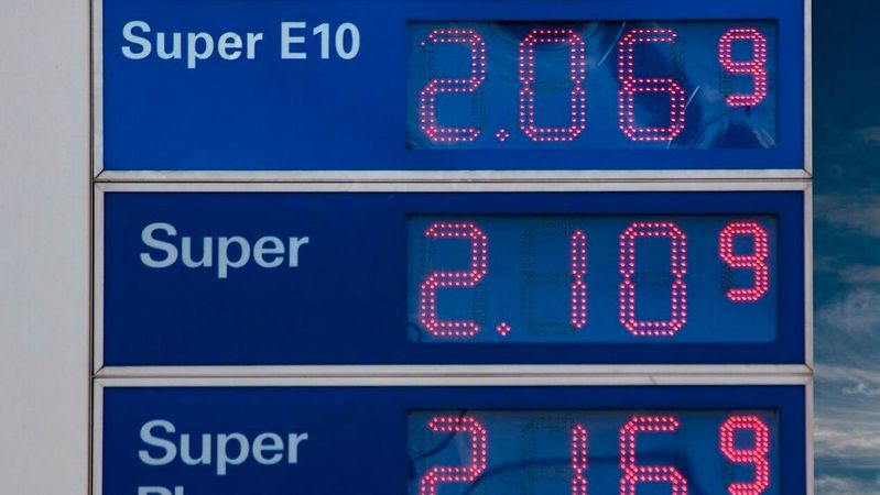 Die Kraftstoffpreise bleiben hoch, die Konsumstimmung ist im freien Fall.(Bild:  frei lizenziert/mit Google Gemini bearbeitet /  Pixabay)