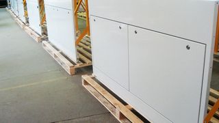 Die einzelnen Gehäuse der 200 m langen Lackieranlage stehen in der Fertigung zur Auslieferung bereit. Bild: Mez Frintrop (Archiv: Vogel Business Media)