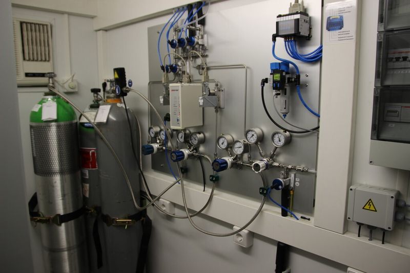 Einblicke in die neue Kohlendioxid-Produktion im Industriepark Höchst - betrieben von der im Oktober 2012 gegründeten CO2 Betriebs-GmbH. An dem Joint Venture sind vier mittelständische deutsche Gasehersteller beteiligt: Die Westfalen aus Münster hält 50 Prozent, die weiteren Kontingente übernahmen die basi Schöberl aus Rastatt, die Sauerstoffwerk Friedrich Guttroff aus Wertheim und die Rießner-Gase aus Lichtenfels.   (PROCESS)