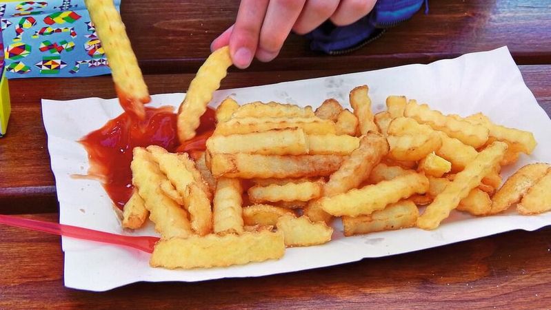 Kunden müssen mit großen Preisunterschieden bei Verzehrangeboten von Tankstellen rechnen, sollten die Kommunen künftig jeweils eine eigene Verpackungssteuer erheben dürfen. 