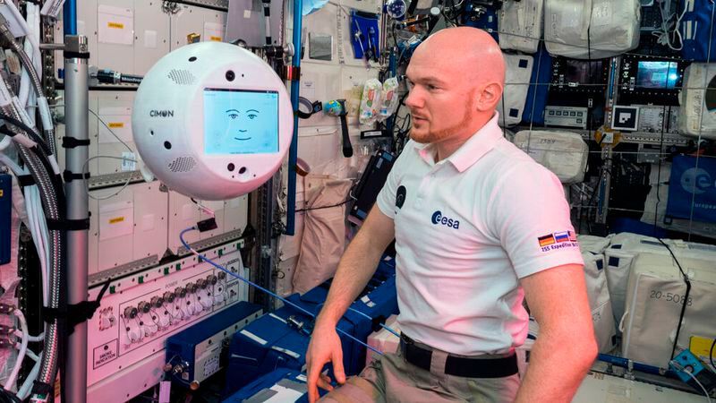 Der Vorgänger Cimon 1 arbeitete 90 Minuten lang erfolgreich mit dem deutschen Astronauten Alexander Gerst auf der ISS zusammen.  (Bild: DLR)