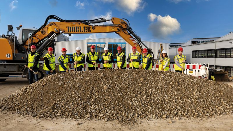 Einige Bauvorhaben (wie im Bild bei Mayr Antriebstechnik) haben zum Jahreswechsel begonnen, andere wurden fertiggestellt. (Bild:  Mayr Antriebstechnik)