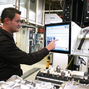 Prozesssichere Rückmontage: Techniker Daniel Kebig zeigt, wie der Werker alle Positionen analog zur Serienmontage abarbeitet, sie quittiert und an den Montageleitrechner übergibt. Auf dem Bildschirm erscheinen Arbeitsanweisungen in Text und Bild. Bild: Atlas Copco Tools