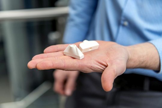 (Keramik-Werkzeugeinsätze lassen sich individuell in 3D drucken und dann in bestehende Extrusionswerkzeuge einsetzen. Bildquelle: Hilgenberg-Ceramics GmbH & Co KG.)